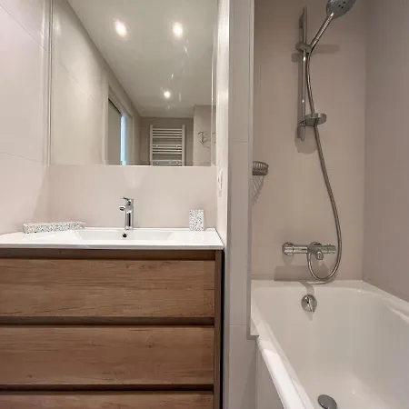 Apartment Lumineux Avec Balcon A Saint-jean-de-luz, A Deux Pas De La Et Des Commerces - Fr-1-239-839 *