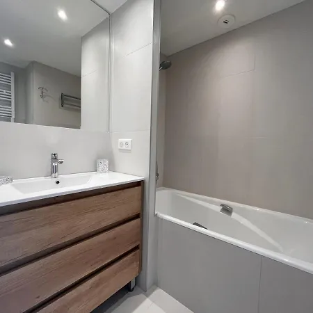 Apartment Lumineux Avec Balcon A Saint-jean-de-luz, A Deux Pas De La Et Des Commerces - Fr-1-239-839