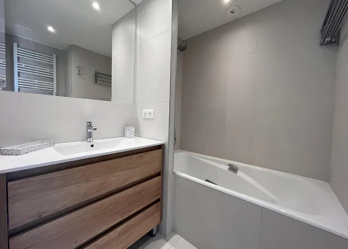 Daire Lumineux Avec Balcon A Saint-jean-de-luz, A Deux Pas De La Et Des Commerces - Fr-1-239-839